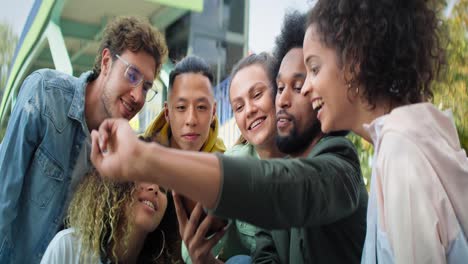 Handheld-Video-Einer-Gruppe-Von-Freunden,-Die-Mit-Dem-Telefon-Spielen