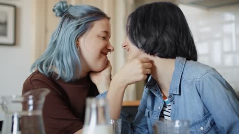 Video-Portátil-De-Una-Pareja-De-Lesbianas-Enamoradas-Durante-El-Desayuno.