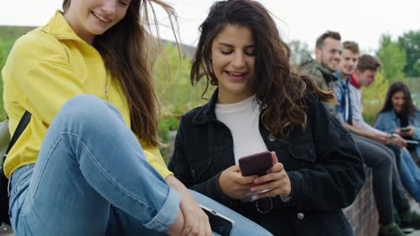 Gruppe-Junger-Menschen-Mit-Smartphone,-Die-Zeit-Miteinander-Verbringen