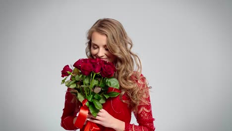 Happy-woman-holding-a-bunch-of-fresh-roses