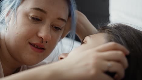 Nahaufnahmevideo-Eines-Lesbischen-Paares,-Das-Sich-Liebevoll-Im-Bett-Unterhält-Und-Küsst.