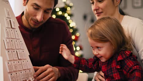 Handheld-Ansicht-Einer-Familie-Mit-Baby,-Das-Auf-Weihnachten-Wartet