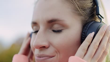 Handheld-Ansicht-Einer-Frau,-Die-über-Kopfhörer-Musik-Hört