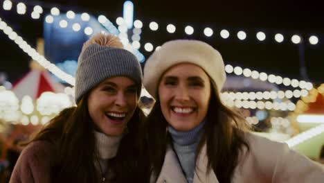 Video-Von-Frauen,-Die-Mit-Geschenken-über-Den-Weihnachtsmarkt-Laufen