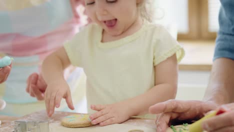 Handansicht-Eines-Kleinen-Mädchens,-Das-Seinen-Ersten-Keks-Backt