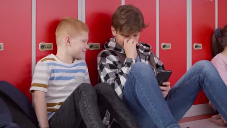 Tracking-Video-Von-Schulkindern,-Die-In-Der-Schule-Ihr-Smartphone-Nutzen
