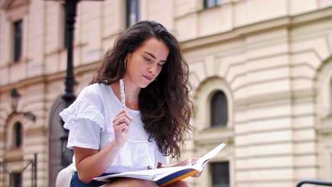 Student-Lernt-Im-Freien