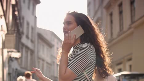 Mujer-Hablando-Por-Teléfono-En-La-Ciudad