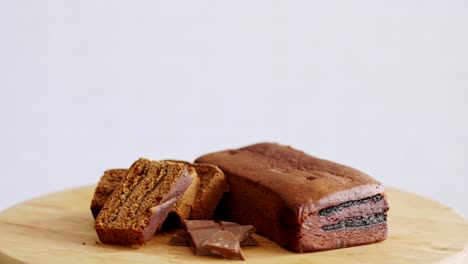 Leckerer-Lebkuchenkuchen-Mit-Füllung-Und-Schokolade