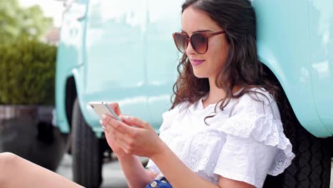 Girl-using-a-mobile-phone-in-the-city