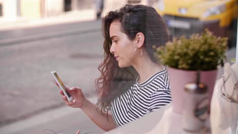 Chica-Usando-El-Teléfono-Y-Tomando-Café-En-La-Ciudad