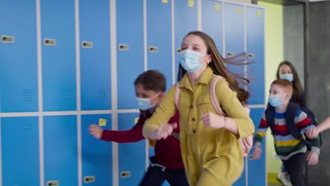 Video-Von-Kindern-In-Masken,-Die-Aus-Dem-Klassenzimmer-Rennen
