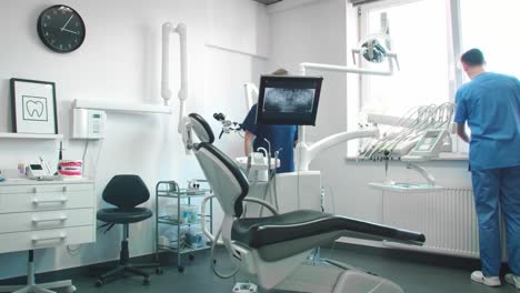Zeitraffervideo-Von-Vielbeschäftigten-Zahnärzten-In-Der-Zahnarztpraxis