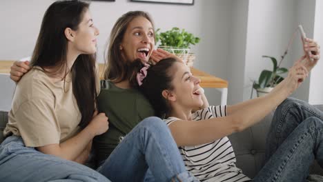 Video-of-three-best-friends-taking-selfie-at-home