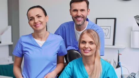 Portrait-of-three,-smiling-dentists-in-dentist's-clinic
