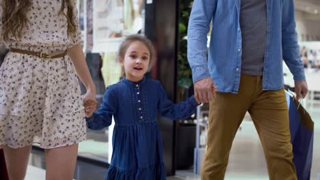 Video-Eines-Kleinen-Verspielten-Mädchens-Beim-Einkaufen-Im-Einkaufszentrum