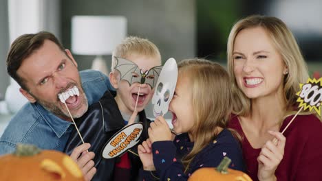 Porträt-Einer-Verspielten-Familie-Mit-Masken-Während-Halloween
