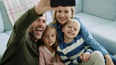 Familie-Macht-Ein-Selfie-Im-Wohnzimmer
