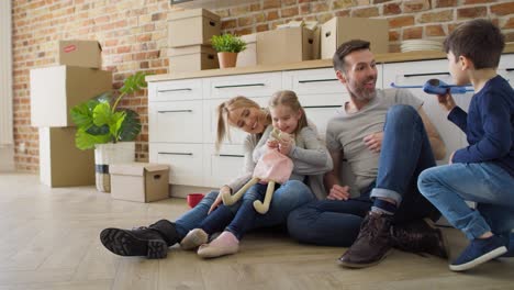 Video-Einer-Glücklichen-Familie,-Die-Beim-Umzug-In-Ein-Neues-Zuhause-Sitzt