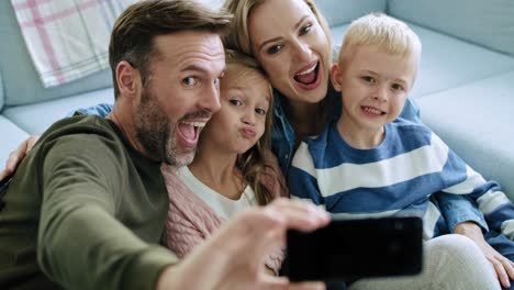 Selfie-Einer-Familie-Mit-Zwei-Kindern