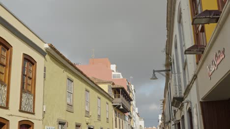 Viejos-Edificios-Coloridos-En-El-Centro-De-Tenerife-España,-Panorámica-De-ángulo-Bajo-Hacia-La-Derecha