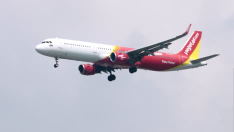 Thai-Vietjet-Air-Bereitet-Sich-Auf-Die-Landung-Am-Flughafen-Suvarnabhumi-In-Thailand-Vor