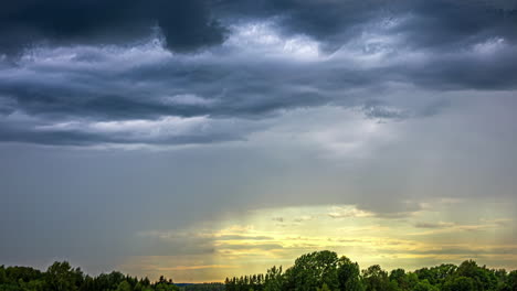Nubes-Dramáticas-Se-Desplazan-Por-Encima-Con-La-Luz-Del-Sol-Debajo-En-Un-Lapso-De-Tiempo-En-Movimiento-En-Letonia