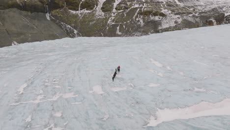 Vista-Aérea-Sobre-Personas-Caminando-Sobre-La-Superficie-De-Hielo-Del-Glaciar-Virkisjokull,-Islandia