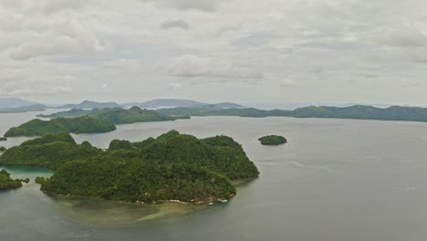 Langsame-Luftaufnahme-Der-Insel-Tinago-An-Einem-Bewölkten-Tag