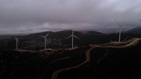 Luftaufnahme-Des-Windparks-In-Den-Bergen-Bei-Tarifa-In-Spanien