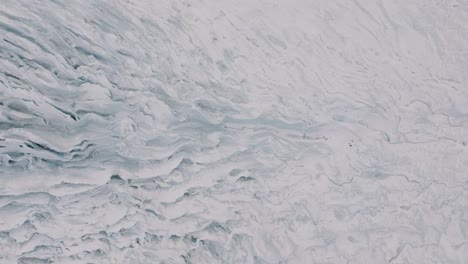 Luftaufnahme-Der-Landschaft-über-Eisstrukturen-Und-Formationen-Im-Schneebedeckten-Virkisjökull-Gletscher,-Island