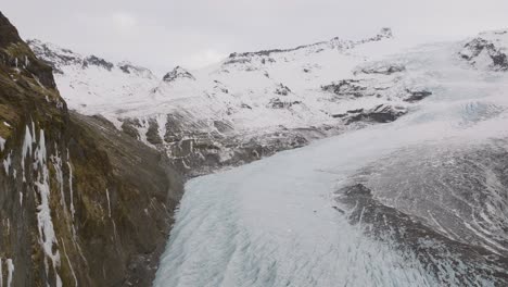 Vista-Aérea-Del-Paisaje-Sobre-Formaciones-De-Hielo-En-El-Glaciar-Virkisjokull-Cubierto-De-Nieve,-Islandia