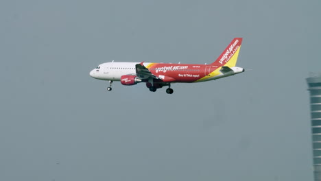 Thai-Vietjet-Air-Bereitet-Sich-Auf-Die-Landung-Am-Flughafen-Suvarnabhumi-In-Thailand-Vor