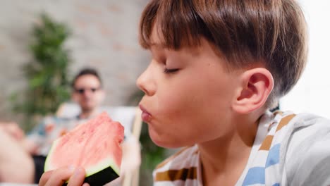 Tracking-Video-Eines-Jungen,-Der-Zu-Hause-Eine-Wassermelone-Isst