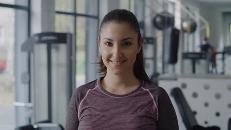 Handheld-video-shows-of-young-woman-at-the-gym