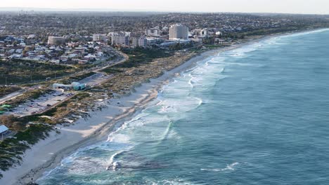 Scarborough-Beach-Wellen-Rollen-Bei-Sonnenaufgang-In-Perth,-Australien