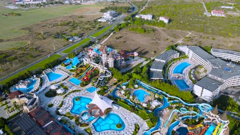 Luftaufnahme-Mit-Blick-Auf-Die-Farbenfrohen-Fahrgeschäfte-Und-Rutschen-Des-Nessebar-Aquapark-Resorts-In-Der-Region-Burgas-In-Bulgarien