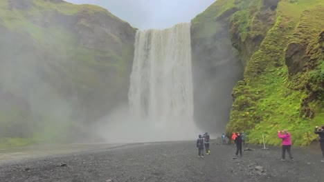 La-Realidad-De-Skogafoss-Con-Muchos-Turistas.