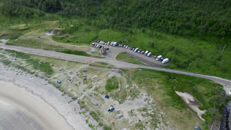Orbitalaufnahme-Eines-Vollen-Parkplatzes-Am-Strand-Von-Ersfjord-Auf-Der-Insel-Senja-Im-Sommer