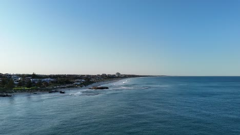 Drone-rising-over-Trigg-beach-in-Perth,-WA