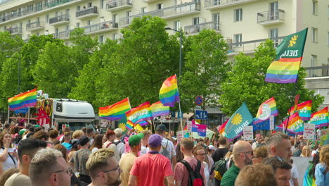 Massen-Von-Menschen-Durchqueren-Die-Straßen-Von-Warschau-Während-Des-Gleichstellungsmarsches-–-Gleichstellungsparade-In-Der-Polnischen-Hauptstadt.-Zahlreiche-Personen-Gekleidet-In-Farbenfroher-Kleidung-Und-Accessoires-In-LGBT-Farben