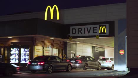 Autos-In-Der-Durchfahrt-Bei-McDonald&#39;s-In-Der-Nacht.-Zeitraffer