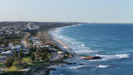 Luftdrohnenaufnahme-Des-Trigg-Beach-Mit-Blick-Auf-Die-Küste-In-Richtung-Scarborough-Im-Westen-Australiens