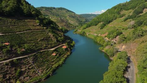 Luftaufnahme-Des-Flusses-Minho-Zwischen-Den-Bergen-In-Lugo,-Spanien