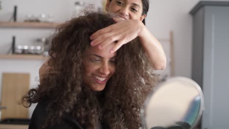 Video-Von-Frauen,-Die-Zu-Hause-Mit-Haarpflegebehandlungen-Beginnen