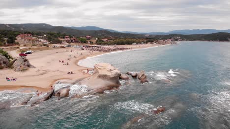 Drohnenvideo-über-Meer,-Felsformation,-Menschen,-Badespaß,-Entspannender-Sommertag,-Griechenland