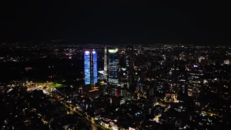 Vista-Aérea-Acercándose-A-Los-Rascacielos-Iluminados-De-Reforma-En-El-Centro-De-La-Cdmx