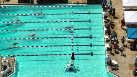 Schwimmturnier-Im-Stil-Des-Rückenschwimmens