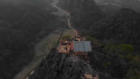 Enthüllen-Sie-Eine-Aufnahme-Des-Aussichtspunkts-In-Vang-Vieng,-Laos-Bei-Sonnenaufgang,-Aus-Der-Luft