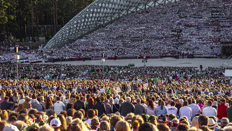 Zeitraffer---Menschen-Beobachten-Großen-Chor-Beim-Lettischen-Liedertanzfestival